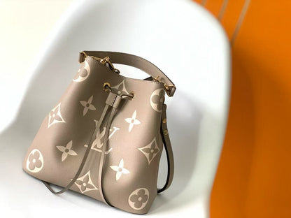 LV NÃ©oNoÃ© Bucket Bag 26cm Beige White Embossed Grained Cowhide