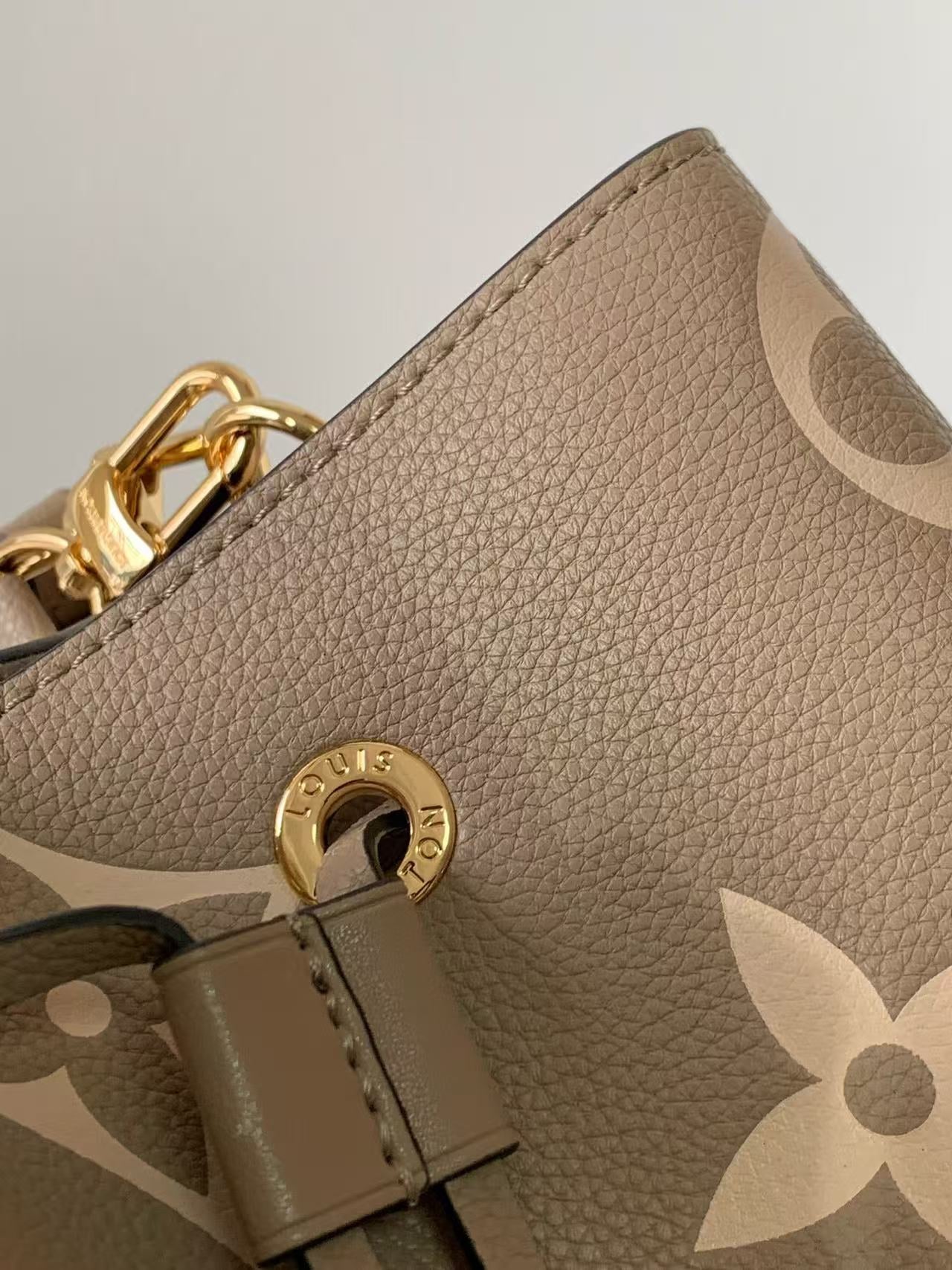 LV NÃ©oNoÃ© Bucket Bag 26cm Beige White Embossed Grained Cowhide