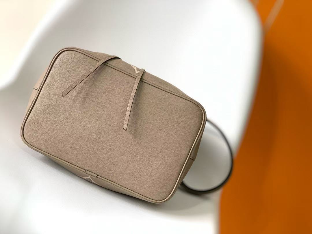 LV NÃ©oNoÃ© Bucket Bag 26cm Beige White Embossed Grained Cowhide