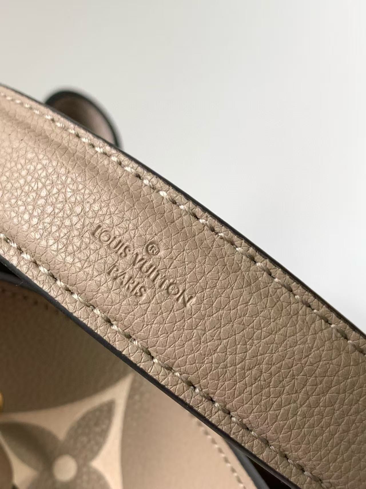 LV NÃ©oNoÃ© Bucket Bag 26cm Beige White Embossed Grained Cowhide