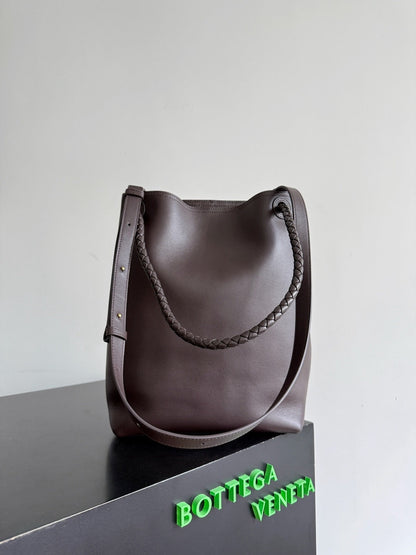 Bottega Veneta 2025 Andiamo Bucket Bag 34cm Fondant Silky Calfskin Suede