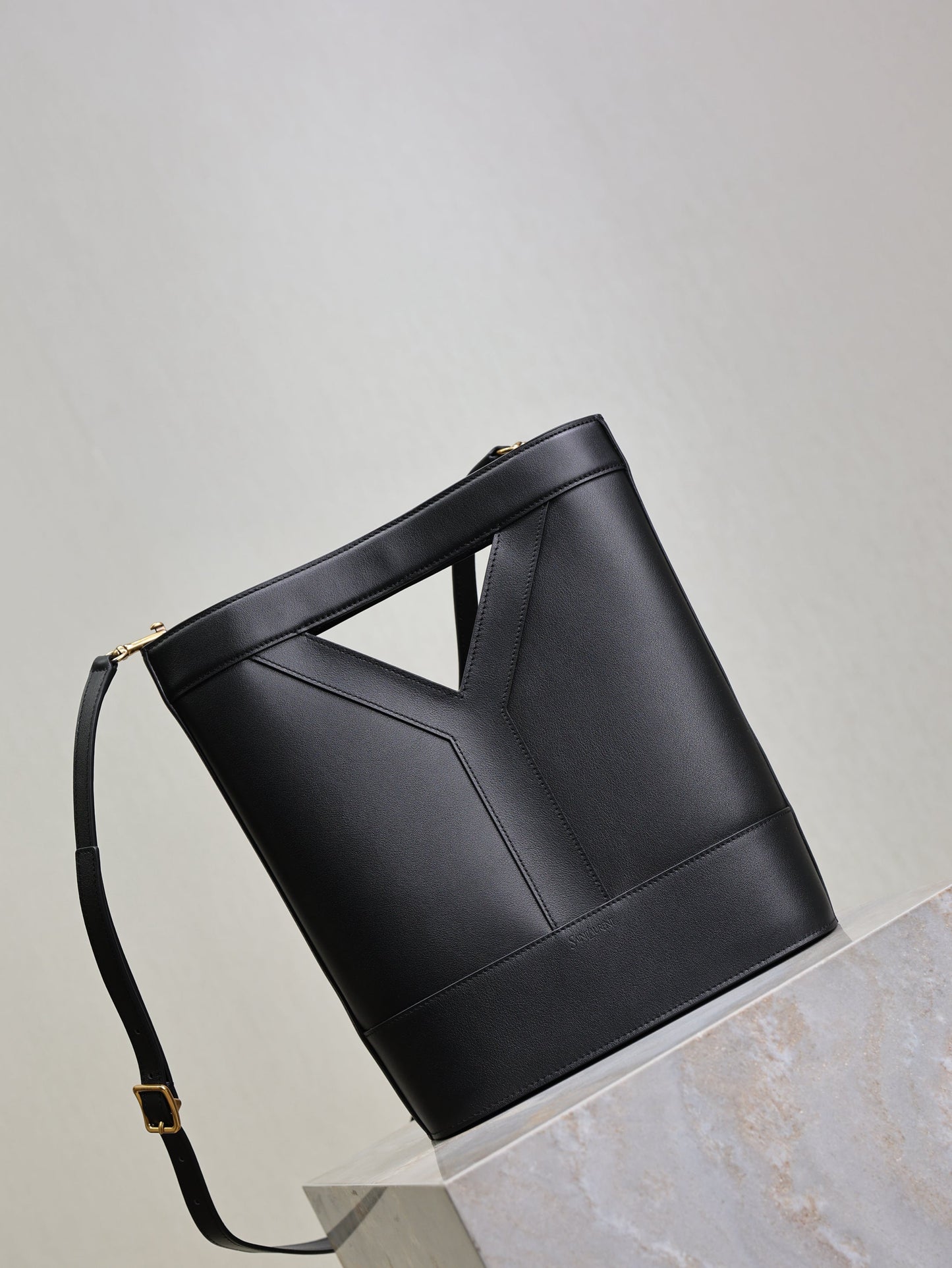 Y Small Bucket 23cm Black Leather