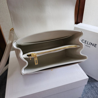 CLASSIQUE BAG 23 IN WHITE CALFSKIN GOLD HARDWARE