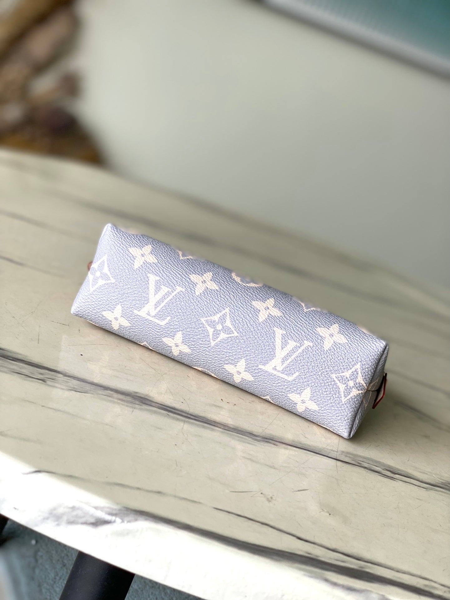 POCHETTE COSM_TIQUE PM 19 IN GRAY CREAM MONOGRAM TRIANON CANVAS