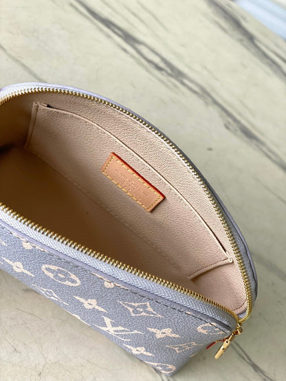 POCHETTE COSM_TIQUE PM 19 IN GRAY CREAM MONOGRAM TRIANON CANVAS