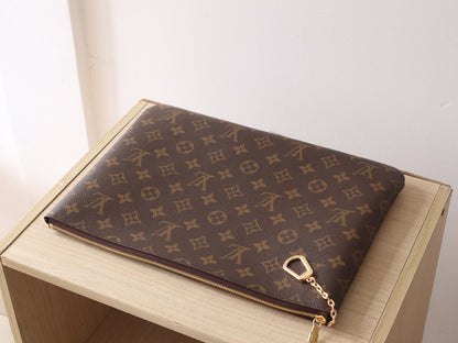 LV Pochette ClÃ©s 33cm Brown Monogram Canvas GHW